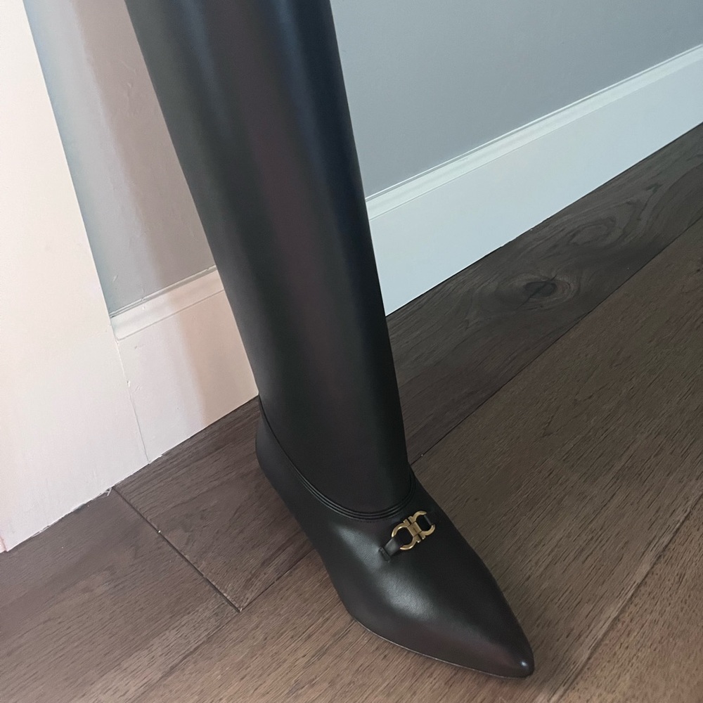 Gorgeous, brand new GIFTABLE boots, size 5.5